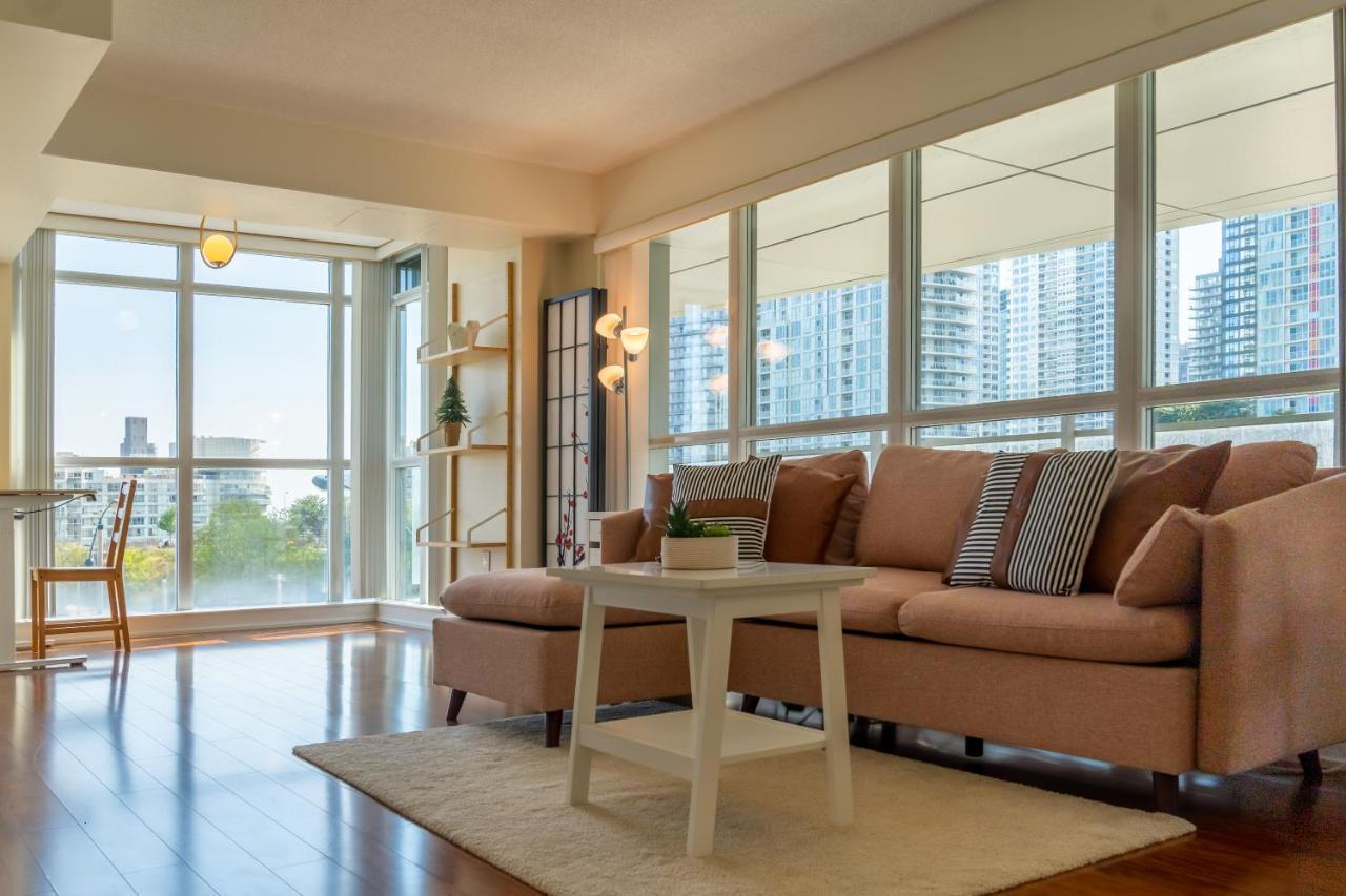 Large 2 Bedrooms Besides Cn Tower Toronto Exterior foto